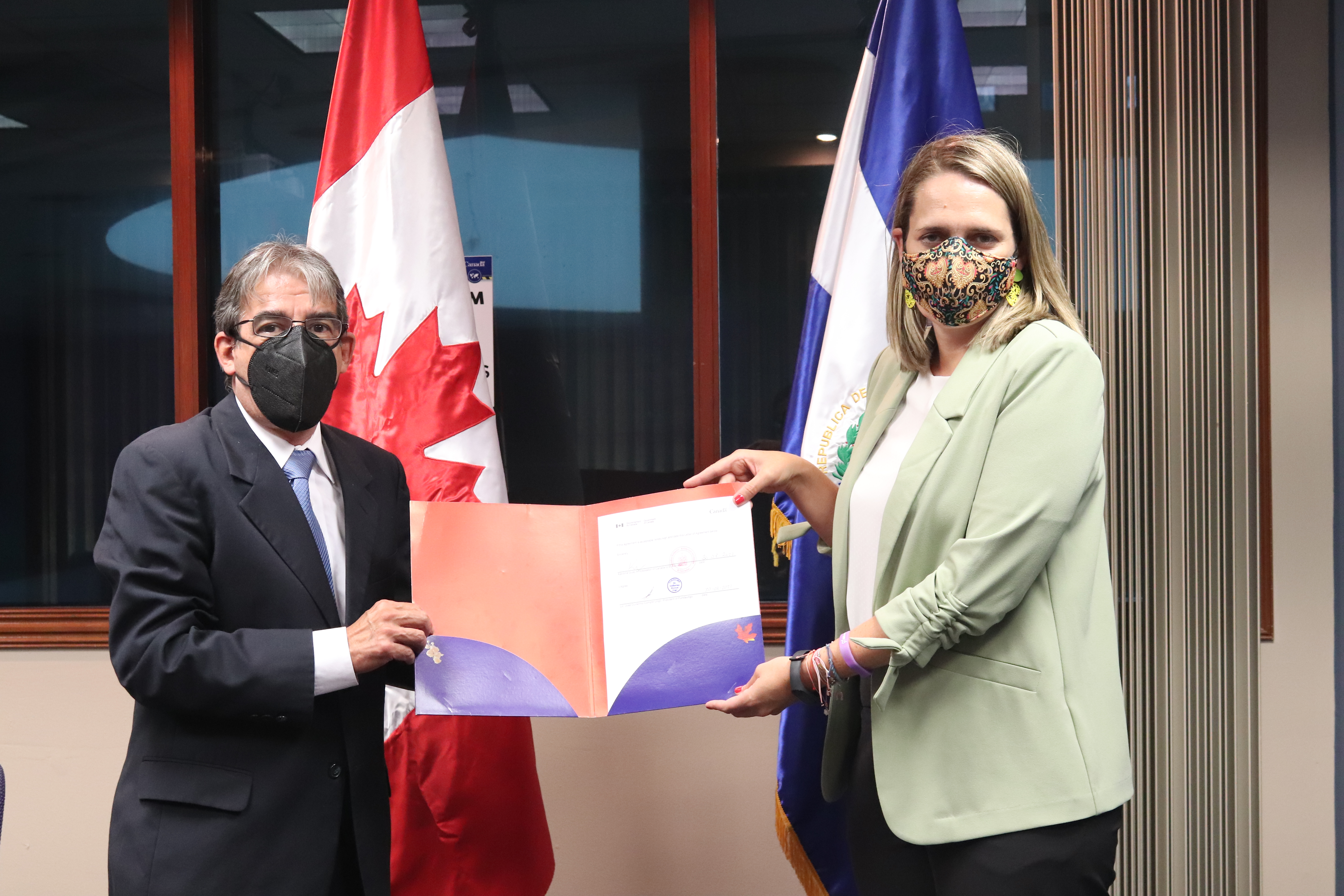 Firma_convenio_Embajada_Canadá.jpeg